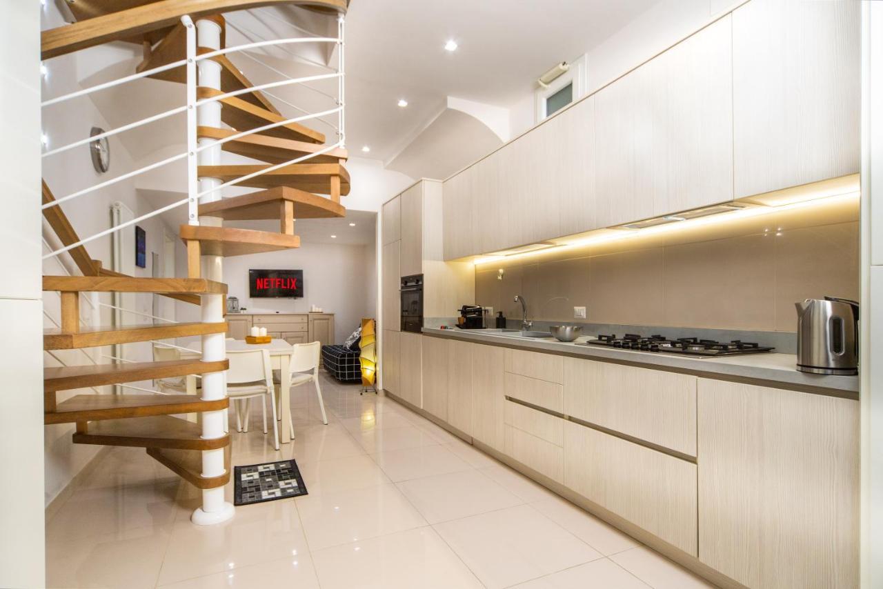 Centro Storico - Casa Con Wi-fi E 4 Posti Letto In Via Dei Tribunali *